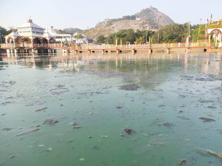 तीन धर्मों की संगम स्थली बांका जिला स्थित मंदार पर्वत की लोकप्रियता इतिहास के पन्नों में दर्ज है. मंदार का प्राकृतिक सौंदर्य दूसरे पर्यटन स्थलों से अलग और आकर्षक बनाता है. हर साल के अंत में, विशेष कर दिसंबर में इस क्षेत्र की महत्ता और भी बढ़ जाती है.