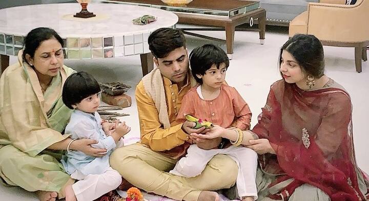 मैनपुरी से सांसद रह चुके तेज प्रताप सिंह यादव मुलायम सिंह यादव के पोते हैं. तेज की शादी राजलक्ष्मी यादव से हुई है. राजलक्ष्मी लालू प्रसाद की बेटी हैं. वह भी हाउसवाइफ हैं.