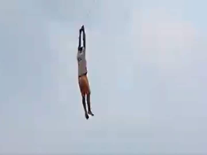viral video of man who flew away with the kite in sri lanka jaffna Watch: પતંગ ઉડાવવાનો શોખ ભારે પડી ગયો, હવામાં પતંગ સાથે ઉડી ગયો વ્યક્તિ અને પછી.....