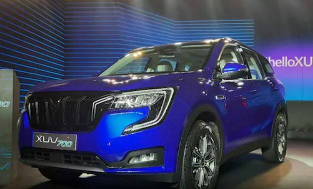 XUV700 માં રડાર અને કેમેરા સાથે ADAS સુવિધાઓનો ઉમેરો એ એક મોટો ફેરફાર છે. XUV500 ની સરખામણીમાં  વ્હીલબેઝમાં પણ સુધારો થયો છે. ડ્રાઇવિંગનો અનુભવ એક મોટો તફાવત છે. નવી XUV700 વધુ સારી રીતે ડ્રાઇવ કરે છે અને વધુ પરિપક્વ ડ્રાઇવિંગ અનુભવ આપે છે. તે પ્રીમિયમ SUVની જેમ ચલાવે છે જ્યારે XUV500 વધુ જૂની સ્કૂલ લાગે છે. હળવા સ્ટીયરીંગ, બહેતર હેન્ડલિંગ અથવા બ્રેકીંગ અને અલબત્ત, એન્જિનના સંદર્ભમાં, XUV700 નેક્સ્ટ જનરેશન જેવું લાગે છે. XUV500 ડીઝલ એન્જીન સાથે આવી હતી પરંતુ તેને થોડા સમય માટે પેટ્રોલ એન્જીન પણ મળ્યું હતું.