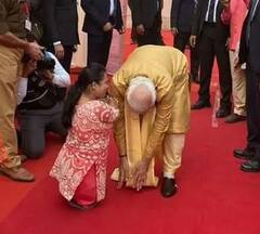 પીએમ મોદીની જેમને પગે પડતી તસવીરો વાયરલ થઇ રહી છે, તેમાં શું છે સત્ય, કોણ છે આ ઠીંગણી યુવતી ?, તસવીરો......
