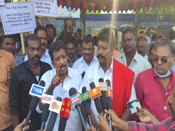 tamil Nadu Sand and Emsant Lorry Owners Demonstration on behalf of Chengalpattu Regional Sand Lorry Owners Association டோல்கேட்டுகளில் வசூல் ஆகும் தொகை குறித்து டிஜிட்டல் போர்டு வேண்டும் - லாரி உரிமையாளர்கள் சங்கம்