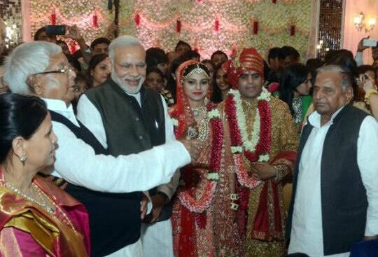 तेजप्रताप सिंह यादव मुलायम सिंह के पोते और अखिलेश यादव के भतीजे हैं. तेज प्रताप 2014 में मैनपुरी से लोकसभा का चुनाव जीत सांसद बने थे. साल 2015 में उन्होंने लालू प्रसाद यादव की बेटी राजलक्ष्मी संग ब्याह रचाया था.