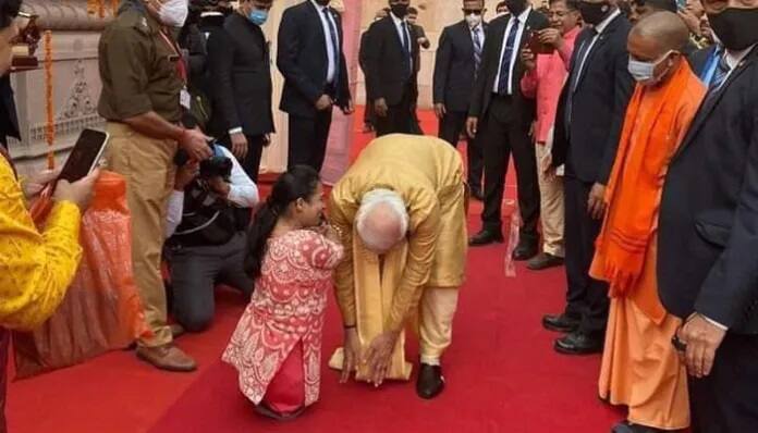 Truth Know : PM Modi touched feet of IAS officer Arti Dogra Viral message મોદી વારાણસીમાં જેમને પગે પડ્યાં એ યુવતી IAS ઓફિસર છે ? જાણો ખરેખર શું છે હકીકત ?