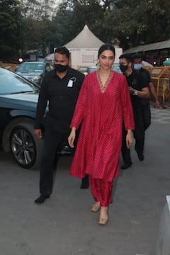 Deepika Padukone Exudes Elegance In Ethnic Wear As She Visits Siddhivinayak Temple Ahead Of '83' Release