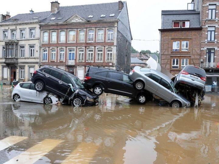 A picture taken on July 15, 2021 shows cars piled up by the water at a roundabout in the Belgian city of Verviers, after heavy rains and floods lashed western Europe | Photo: AFP
