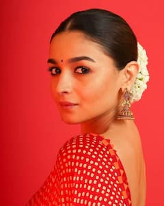 Alia Bhatt Photos: आंखों में कजरा, बालों में गजरा, सुंदर साड़ी में दिखी Beautiful नारी आलिया भट्ट, खूबसूरती देख उड़े फैंस के होश