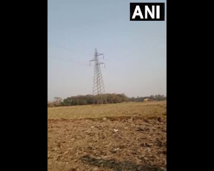 युवक के बारे में स्थानीय लोगों ने प्रशासन को जानकारी दी. जिसके बाद पुलिस महकमा मौके पर पहुंचा. लेकिन युवक नीचे ना आने की जिद पर अड़ा रहा.