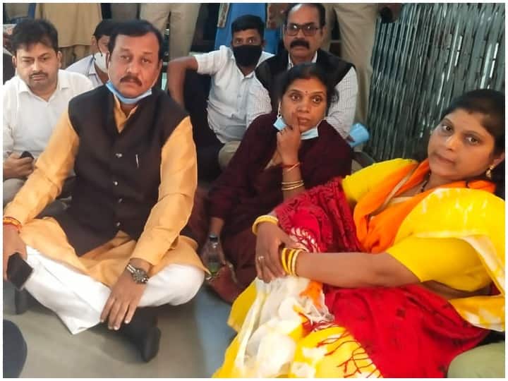 Chhattisgarh News: दुर्ग सांसद विजय बघेल कलेक्टर परिसर में समर्थकों के साथ धरने पर बैठे, जानिए मामला