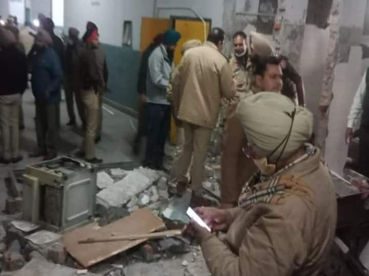 Ludiana Court Blast Case: खुलेंगे धमाके के राज! घटनास्थल से जांच एजेंसियों को मिला टूटा हुआ मोबाइल, जानें अब तक के बड़े अपडेट्स