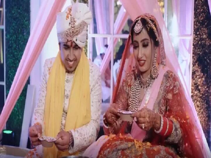 Watch: मंडप में बैठे थे दूल्हा-दुल्हन, रस्मों के बीच पंडित ने कही ऐसी मजेदार बात, दुल्हन भी हंसकर शर्मा गई Funny Viral Video of Wedding a bride and groom doing some wedding rituals then priest said something very funny Watch: मंडप में बैठे थे दूल्हा-दुल्हन, रस्मों के बीच पंडित ने कही ऐसी मजेदार बात, दुल्हन भी हंसकर शर्मा गई