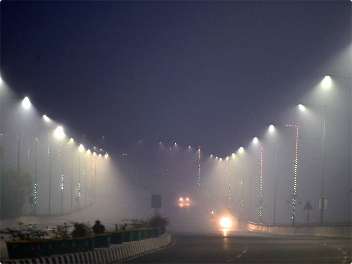 राष्ट्रीय राजधानी में शुक्रवार की सुबह सर्द रही और न्यूनतम तापमान 6.9 डिग्री सेल्सियस दर्ज किया गया, जो कि सामान्य से एक डिग्री सेल्सियस कम है. भारत मौसम विज्ञान विभाग (आईएमडी) ने यह जानकारी दी. पृथ्वी विज्ञान मंत्रालय की वायु गुणवत्ता पूर्वानुमान एजेंसी ‘सफर’ ने बताया कि वायु गुणवत्ता सूचकांक (एक्यूआई) चौथे दिन भी ‘गंभीर’ श्रेणी में दर्ज किया गया. सुबह नौ बजे एक्यूआई 411 था.