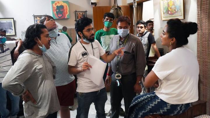 তাদের পারিবারিক চিকিৎসকও এই প্রজন্মের সঙ্গে সামাজিক ও পারস্পরিক দূরত্বের বিষয়টি তুলে ধরেন।