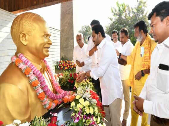In Pics: ఇడుపులపాయలో క్రిస్మస్ వేడుకల్లో పాల్గొన్న సీఎం జగన్ In Pics: ఇడుపులపాయలో క్రిస్మస్ వేడుకల్లో పాల్గొన్న సీఎం జగన్