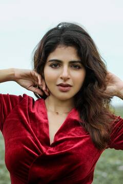 Ishwarya Menon: சிவப்பு உடையில் நடிகை ஐஸ்வர்யா மேனனின் புதிய வைரல் படங்கள் !
