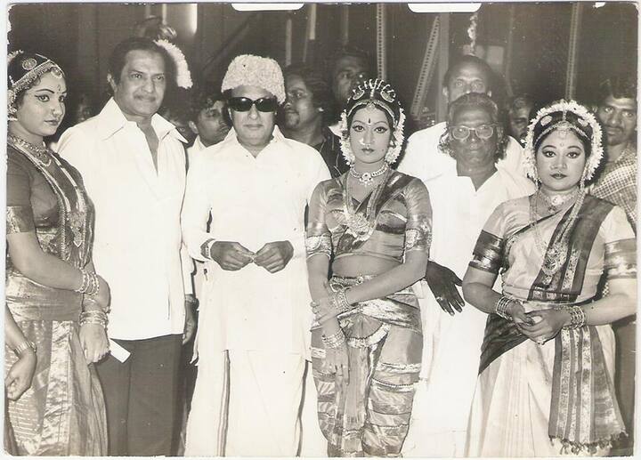 கலை நாட்டிய நிகழ்வின்போது எம்.ஜி.ஆர்.