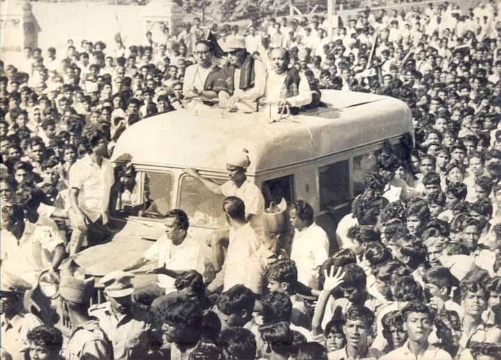 மக்கள் கூட்டத்தின் நடுவில் பிரசார வாகனத்தில் எம்.ஜி.ஆர்.