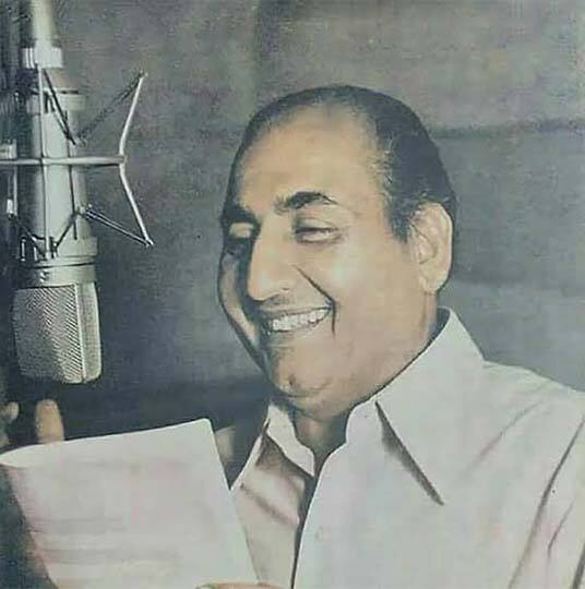 हिंदी सिनेसृष्टीतील गायकांपैकी सर्वश्रेष्ठ गायकांच्या यादीत मोहम्मद रफींचं नाव घेतलं जातं. संगीत क्षेत्रातील अनेक पुरस्कारांनीही त्यांचा गौरव झाला. या पुरस्कारांपेक्षा त्यांना अपेक्षित असलेला रसिकवर्ग त्यांना मोठ्या संख्येने लाभला. 31 जुलै 1980 रोजी हृदयविकाराच्या झटक्याने आवाजाच्या जादूगाराचं हृदयविकाराच्या झटक्याने निधन झालं. मात्र आवाजाच्या रुपातून रफी आजही रसिकांच्या मनात जिवंत आहेत.(PHOTO:@BollyMemories/Twitter)