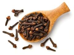 Health Tips: हेल्थ के साथ Skin का भी ख्याल रहती है Cloves, इस तरह करें इस्तेमाल