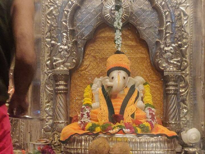 ही परंपरा गेल्या 40 वर्षांपासून चालू आहे.. संध्याकाळी आरती झाली की बाप्पाला स्वेटर कान टोपी मफलर घातलं जातं.