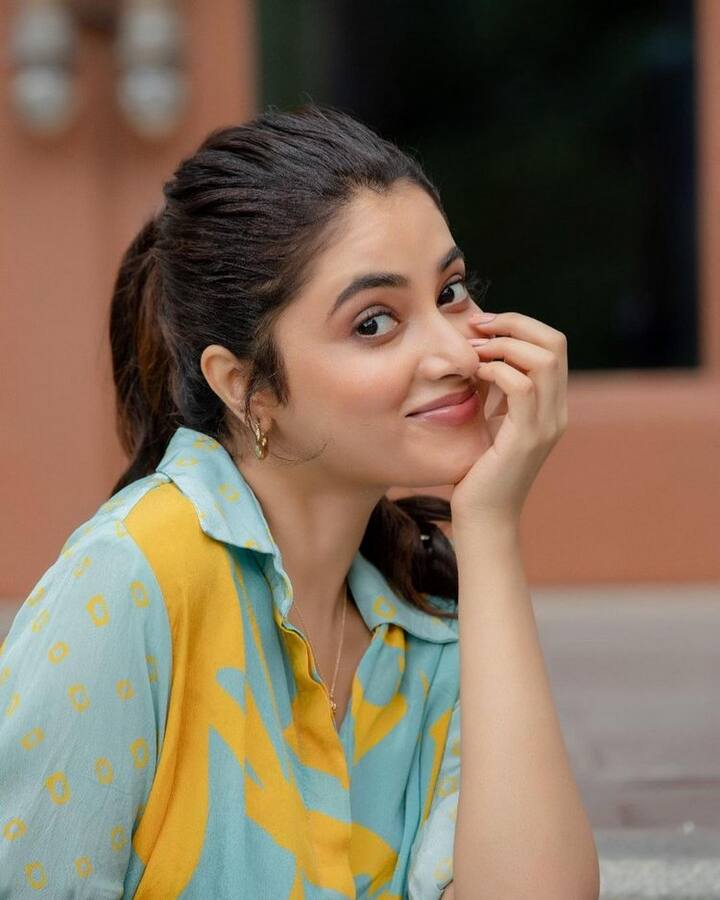 ప్రస్తుతం ఈ బ్యూటీ నటించిన రెండు తమిళ సినిమాలు పోస్ట్ ప్రొడక్షన్ స్టేజ్ లో ఉన్నారు. (Photo Credit: Instagram)