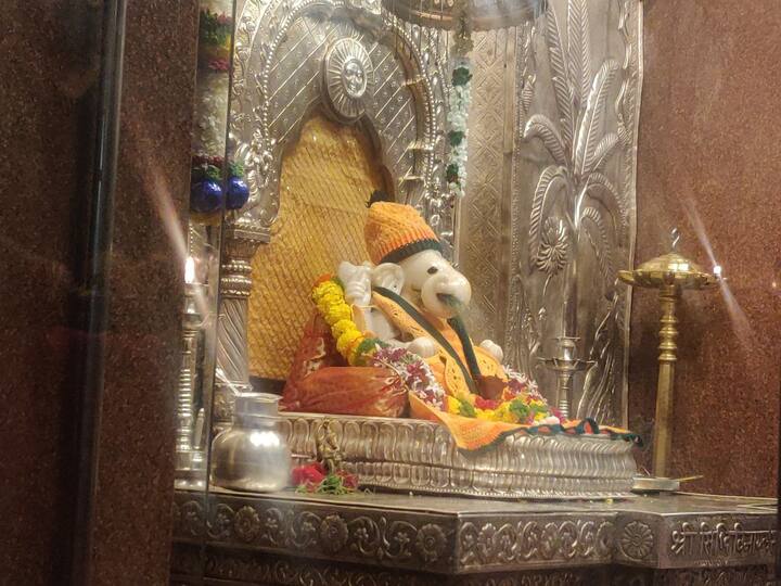 इतकेच काय तर शहरातील प्रसिद्ध सारसबाग अश्या तळ्यातल्या गणपतीला देखील स्वेटर अन् कानटोपी परिधान करण्यात आली.