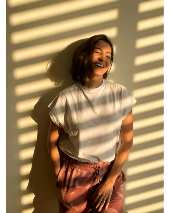 अनुष्का (Anushka Sharma Photos) का यह सनकिस्ड लुक फैंस को सोशल मीडिया पर काफी पसंद आ रहा है. अनुष्का शर्मा की नई तस्वीरें वायरल हो रही हैं.