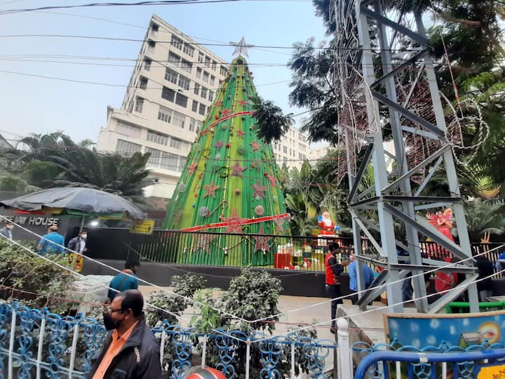 এর মাঝেই পার্ক স্ট্রিট ধরে কয়েক পা এগোলেই দেখা মিলবে ৫৪ ফুট পেল্লাই ক্রিসমাস ট্রি-র। যা এখনও পর্যন্ত কলকাতায় তৈরি ক্রিসমাস ট্র্রি-র গুলোর মধ্যে সবথেকে লম্বা বলেই দাবি।