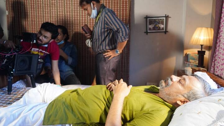 আর এই ইগোর লড়াইয়ের যুক্তিসঙ্গত কারণও রয়েছে। মেয়ে-বাবার একে অপরের সঙ্গে কথাবার্তা নেই।শুধমাত্র একটি ডায়েরি দুজনের সংযোগের সেতু হয়ে রয়েছে।