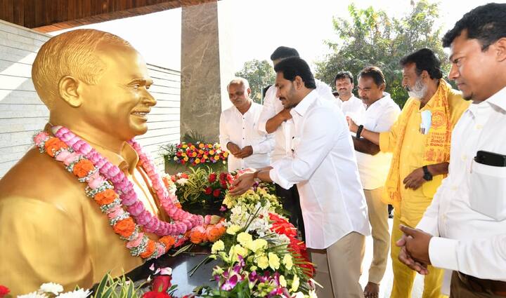 ఇడుపుల పాయలో వైఎస్ రాజశేఖర్ రెడ్డి విగ్రహానికి నివాళులు అర్పిస్తున్న సీఎం జగన్