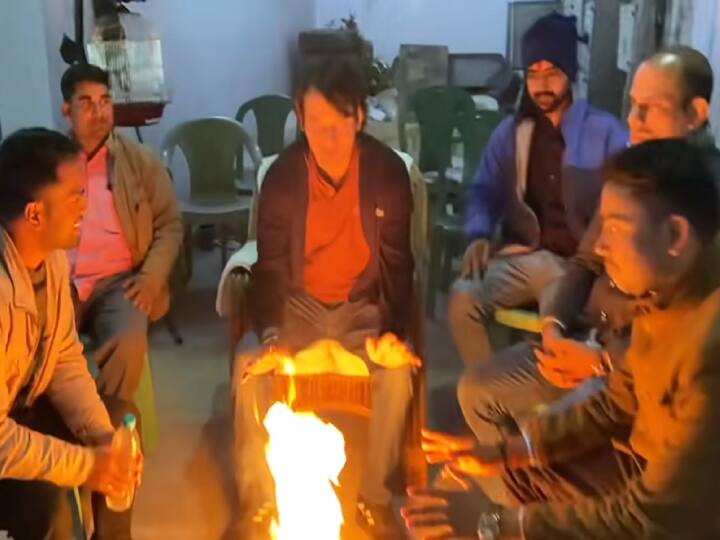 आरजेडी सुप्रीमो लालू यादव (Lalu Yadav) के बड़े बेटे तेजप्रताप यादव (Tejpratap Yadav ) इन दिनों अपने यूट्यूब चैनल पर वीडियो बनाकर खूब डाल रहे हैं. हाल ही में जो वीडियो उन्होंने अपलोड किया है उसमें उन्होंने अपने घोड़ों और कुत्तों को भी दिखाया है. इतना ही नहीं बल्कि जब वे पहली बार विधायक बने तो जिस एंबेसडर से अपने क्षेत्र में गए थे उसे भी दिखाया.