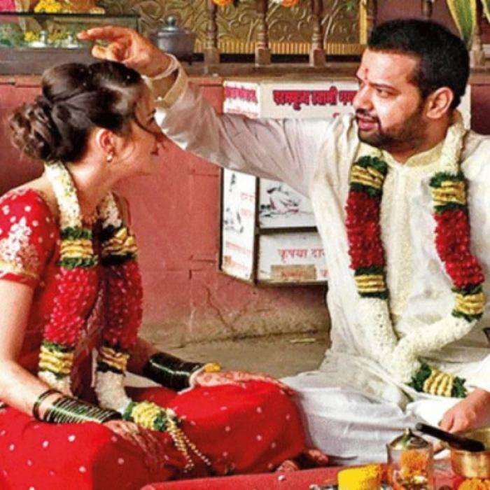 राहुल महाजन ने तीन शादियां की हैं. उनकी पहली शादी से श्वेता सिंह से हुई थी. उसके बाद राहुल महाजन ने डिंपी गांगुली से दूसरी शादी की. डिंपी के साथ भी उनका रिश्ता ज्यादा नहीं चला. डिंपी से अलग होने के बाद राहुल ने कजाकिस्तान की नतालिया से शादी कर ली.