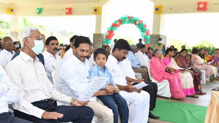 ఇడుపుపాయ వైఎస్సార్ ఘాట్ వద్ద నిర్వహించిన ప్రార్థనలలో పాల్గొన్న సీఎం జగన్, వైఎస్ విజయమ్మ