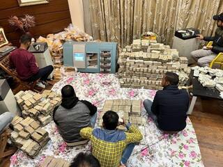 Kanpur IT Raid:4 லாரிகள், 2 அலமாறிகள் நிறையே கட்டுக்கட்டாக 150 கோடிக்கு மேல் பணம் : தொழிலதிபர் வீட்டில் ஐடி ரெய்டு..