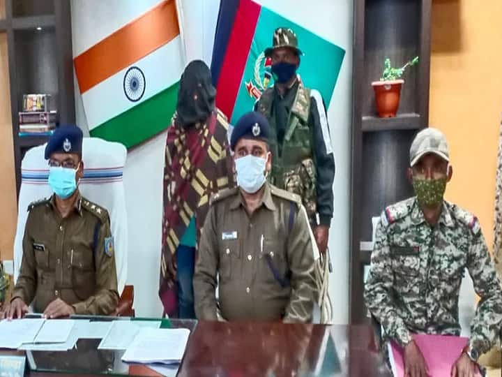 Jharkhand: पुलिस ने PLFI के एरिया कमांडर बंधना टोपनो को किया गिरफ्तार, हथियार और गोला बारूद बरामद Jharkhand Area commander of PLFI Bandhana Topno arrested from chaibasa Jharkhand: पुलिस ने PLFI के एरिया कमांडर बंधना टोपनो को किया गिरफ्तार, हथियार और गोला बारूद बरामद