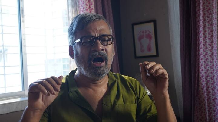 অপরাজিতার দিদি আমেরিকায় থাকে। সাহেব কিংবা তার দিদি কেউই অপরাজিতার সঙ্গে তার বাবার সম্পর্ক মেরামত করতে পারে না।