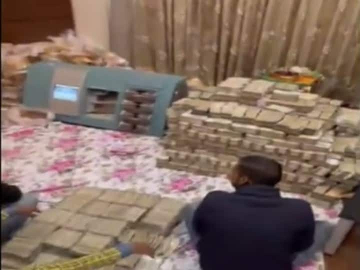 WATCH | Rs 150 Crore Found At Kanpur Businessman's Home During Tax Raid WATCH | Rs 150 Crore Found At UP Trader's Home During Raid, Video Will Remind Of 'Paisa Hi Paisa' Meme