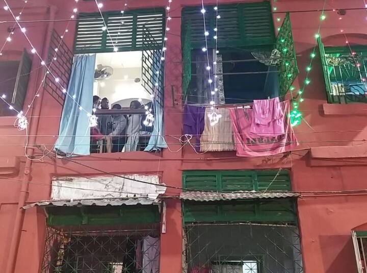 শোনা যায়, প্রথম বিশ্বযুদ্ধের আমলে আমেরিকান সৈনদের জন্যই এই ব্যারাকের পত্তন। যুদ্ধের পর খালি ব্যারাকের পুরোটাই দখল করে নেন কলকাতার এক প্রাচীণ জনগোষ্ঠী।