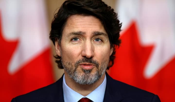 Canada Prime Minister Justin Trudeau and his family Shifted to secret location after massive protest over Covid19 restrictions and Vaccine mandates says reports  Canada Protests: विरोध-प्रदर्शन के बीच कनाडा के पीएम Justin Trudeau परिवार के साथ सीक्रेट लोकेशन पर हुए शिफ्ट ! जानें पूरा मामला