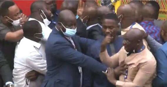 Ghana ਦੀ ਸੰਸਦ ਬਣੀ ਜੰਗ ਦਾ ਮੈਦਾਨ, ਚੱਲੇ ਲੱਤਾਂ-ਘਸੁੰਨ