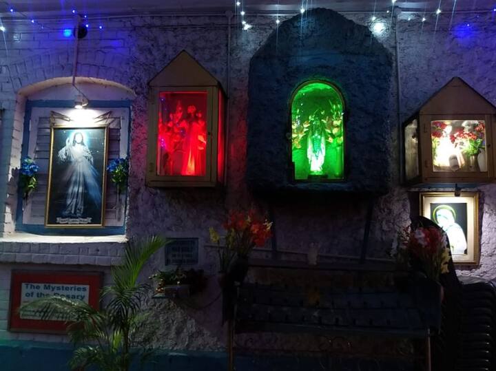 ২৫ ডিসেম্বরের আগে ক্রিসমাস ট্রি, সান্তাক্লজ, রং-বেরঙের বেলুন আর আলোর রোশনাই-এ সেজেছে এই পাড়া। ঘাড় অবধি  ছাঁটা কাঁচাপাকা চুল, পরনে ফুলছাপ গাউন। কেক আর ওয়াইন বিক্রি করতে বেজায় ব্যস্ত বুড়ি মা।