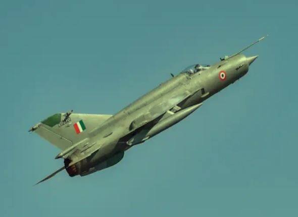 IAF's MiG-21 Aircraft Crashes In Rajasthan's Jaisalmer, Search On For Pilot Rajasthan Aircraft Crash: এবার জয়সলমীরে ভেঙে পড়ল বায়ুসেনার মিগ-২১ বিমান, পাইলটের খোঁজ জারি