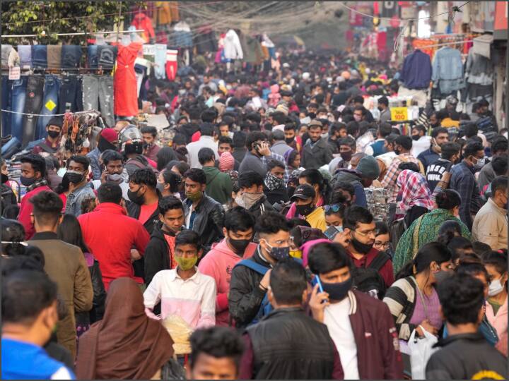 अदालत ने कहा कि कोविड है या नहीं, लोगों को सतर्क रहना होगा. इसके साथ ही अदालत ने कहा कि सरोजिनी नगर बाजार में कोविड-19 संक्रमण या भगदड़ से कोई मौत होती है, तो नई दिल्ली नगरपालिका परिषद (एनडीएमसी) और दिल्ली पुलिस के अधिकारी व्यक्तिगत रूप से इसके जिम्मेदार होंगे.