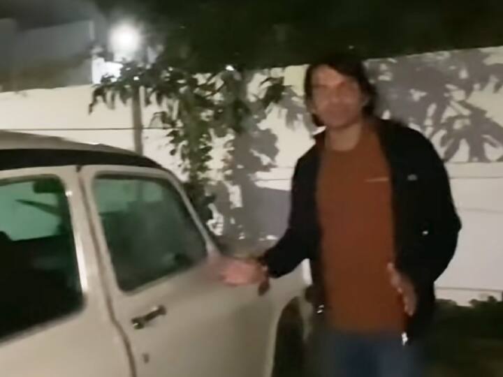 तेज प्रताप ने आगे उस एंबेसडर कार को भी दिखाया जो उनके लिए शुभ है. एक एंबेसडर कार को दिखाते हुए तेज प्रताप ने कहा कि इसी एंबेसडर कार में वे बैठकर महुआ विधानसभा सीट से चुनाव लड़े थे और जीते थे. इसलिए ये कार शुभ है. जीवन में वे उसी समय पहली बार विधायक बने और मंत्री बने.