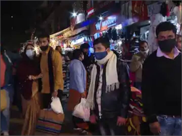 पीठ ने कहा कि सरोजिनी नगर बाजार में पहले भी बम विस्फोट हो चुके हैं और भगवान नहीं करे अगर ऐसी कोई घटना होती है, तो क्या होगा. जब एनडीएमसी के वकील ने कहा कि क्रिसमस के कारण बाजार में रोजाना 70,000 से 80,000 लोग आते हैं और उन्हें नियंत्रित करने की जरुरत है. उन्होंने अदालत से अतिक्रमण हटाने का आदेश पारित करने का आग्रह किया. इस पर पीठ ने कहा कि उसने पहले ही निर्देश दिया था अधिकारी किसी को भी अतिक्रमण नहीं करने दें, चाहे वह दुकानदार हो या कोई अन्य.