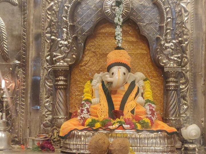 बाप्पाने लोकरी वस्त्र परिधान केलेलं हे रूप पाहण्यासाठी भाविक मंदिरांमध्ये गर्दी करतात.