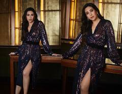Karisma Kapoor Latest Photos: शिमरी ब्लैक आउटफिट में करिश्मा कपूर ने दिए Sizzling Pose, 47 साल की उम्र में ढाया कहर