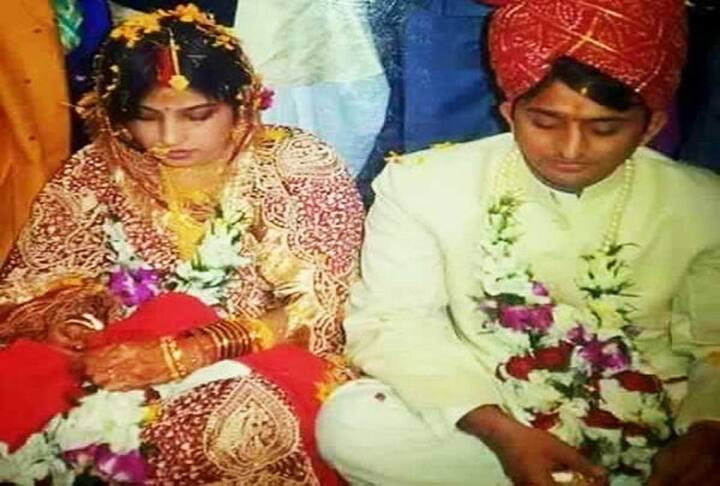 अखिलेश यादव और डिंपल यादव पहली बार लखनऊ में मिले थे. उस वक्त अखिलेश 21 साल और डिंपल 17 साल की थीं. दोनों एक-दूसरे से कॉमन फ्रेंड की पार्टी में मिले थे. बाद में अखिलेश यादव पढ़ाई के लिए ऑस्ट्रेलिया चले गए थे लेकिन वे डिंपल को कॉल और लेटर लिखना नहीं भूलते थे. पढ़ाई से लौटने के बाद अखिलेश यादव ने डिंपल के बारे दादी के माध्यम से परिवार वालों को बताया था. हालांकि पहले उनके परिवार वाले इससे राजी नहीं थे लेकिन बाद दोनों के प्यार के आगे परिवार को झुकना पड़ा और 24 नवंबर साल 1999 में दोनों की शादी कर दी गई.