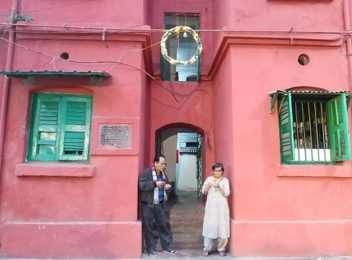 কলকাতার বুকে এ এক অন্য কলকাতা। আয়তকার এই চাতাল আসলে ডিসুজা, ডিরোজিও, ক্রিস্টোফার, অগাস্টিনের মহল্লা। এখানে ৩২টি পরিবারের বসবাস।