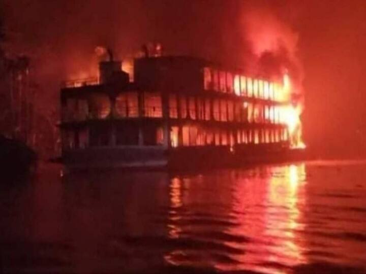 Bangladesh ferry fire accident 40 people died 100 more injured Bangladesh Ferry Fire: బంగ్లాదేశ్ లో ఫెర్రీలో చెలరేగిన మంటలు... 40 మంది సజీవ దహనం... 100 మందికి పైగా తీవ్రగాయాలు